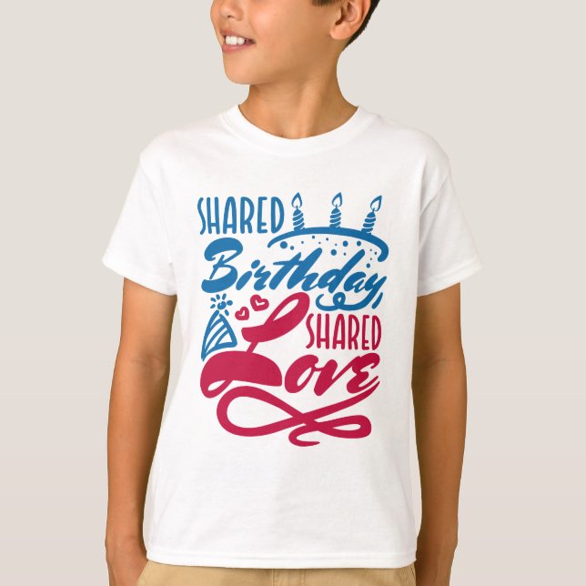 Delad födelsedag i Kärlek T Shirt (Framsida)