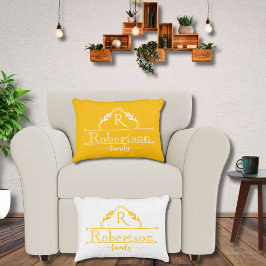 Delad monogram familjenamn gul orange ram prydnadskudde