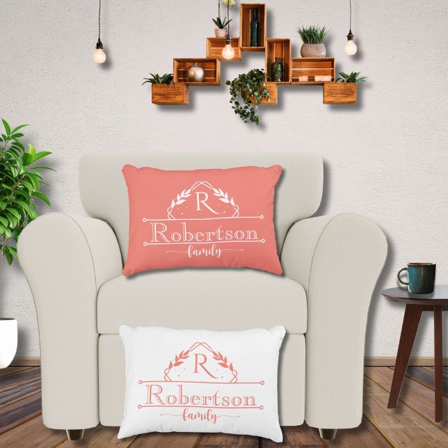 Delad monogram familjenamn korallrosa ram prydnadskudde (Skapare uppladdad)