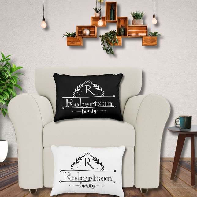 Delad monogram familjenamn svart & vit ram prydnadskudde (Skapare uppladdad)
