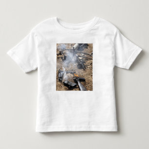 Delar av fientliga vapen lägger ut för att kyla t shirt
