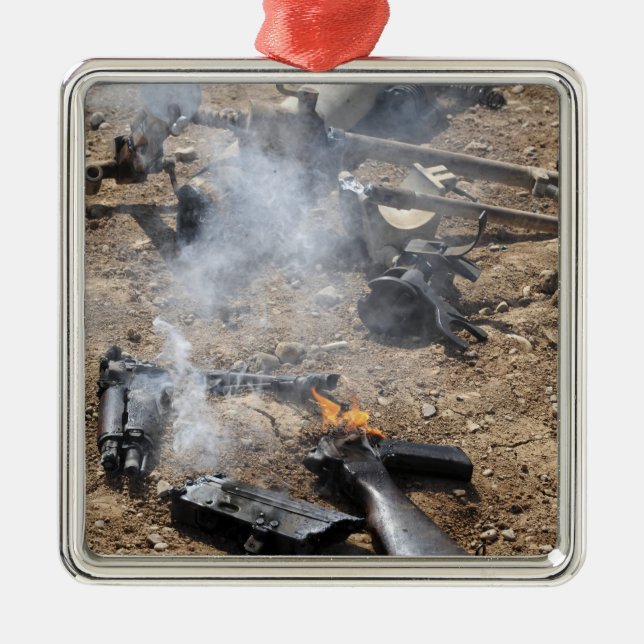 Delar av fientliga vapen ljugit ut till coolan uta julgransprydnad metall (Framsidan)