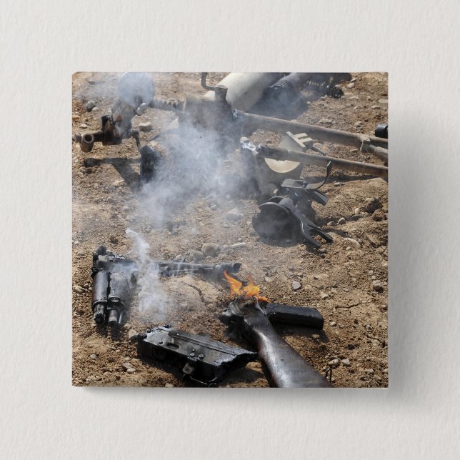 Delar av fientliga vapen ljugit ut till coolan uta knapp (Framsida)