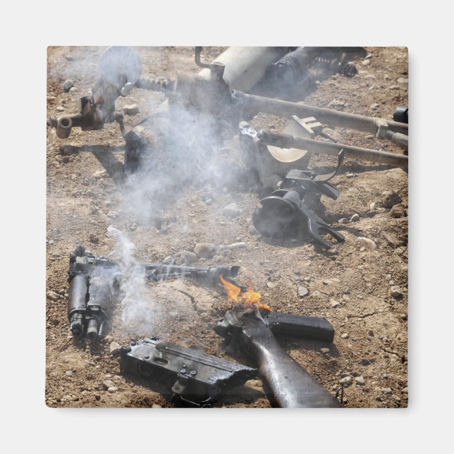 Delar av fientliga vapen ljugit ut till coolan uta magnet (Framsidan)