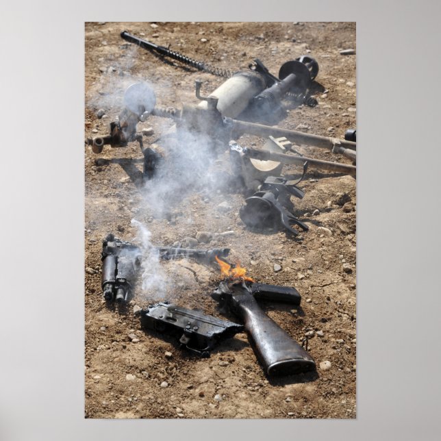 Delar av fientliga vapen ljugit ut till coolan uta poster (Framsidan)