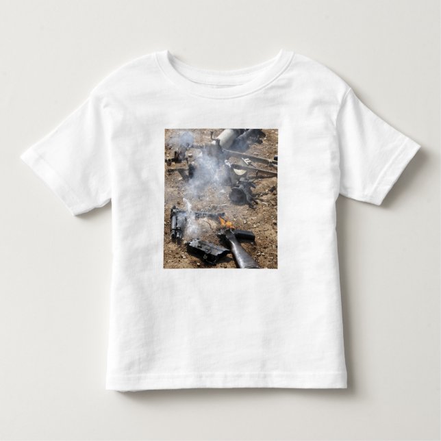 Delar av fientliga vapen ljugit ut till coolan uta t shirt (Framsida)
