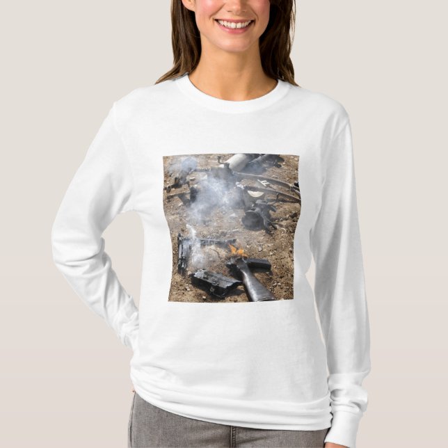 Delar av fientliga vapen ljugit ut till coolan uta tee (Framsida)