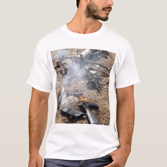 Delar av fientliga vapen ljugit ut till coolan uta tee shirt (Framsida)
