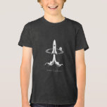 Delarna i Space Explorer T Shirt<br><div class="desc">Förhindra en mellanliggande resa med vår "Space Explorer"-design! Denna minimalistiska, men ändå slående illustration har en elegant raket som svävar genom kosmos och lämnar en rökspår när den vrider mot avlägsna stjärnor och planeter. Den rena, svarta och vita estetiken fångar perfekt rymdprospekteringens och äventyr. Perfekt för fläkt av astronomi-, science...</div>