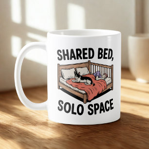 Delat Säng, Ensamt Utrymme Hund & Katt Humor Kaffemugg