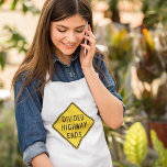 Delat sluttecken för motorvägen förkläde<br><div class="desc">Tittar du en klassisk vägskyltsdesign som kan ge dina produkter en vintage charm? Titta inte längre än den här uppdelade vägskyltgrafiken, som återges i fet svart på en ljus gult bakgrund! Perfekt för alla som kärlek Classic Americana har den här designen symbolen Divided Highway Ends, komplett med fet stil och...</div>