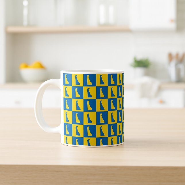 Delaware Silhuett Popkonst Blått Gult Mönster Kaffemugg (A mug with a blue and gold pattern of the US state of Delaware.)