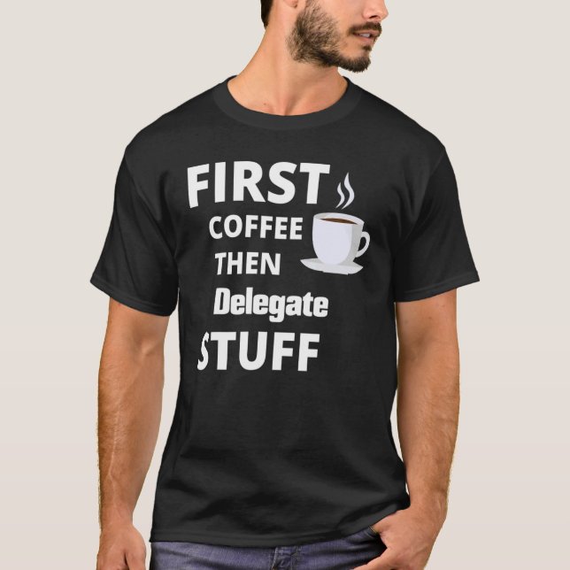Delegera första kaffe och jobb Saker T Shirt (Framsida)