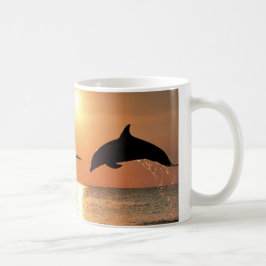 Delfiner efter solnedgång kaffemugg