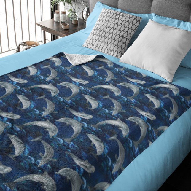Delfiner som simmar i oceanen med fisk fleecefilt (Snuggle with dolphins on a cozy evening.)