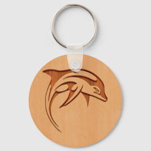 Delfinsilhouette som inristas på den wood designe nyckelring