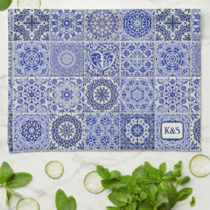 Delft Pottery ser blå brickor med initialerna Kökshandduk