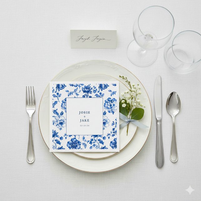 Delftware blå och vit bröllopsservett pappersservett (White and blue delftware wedding napkin with bride and groom names.)