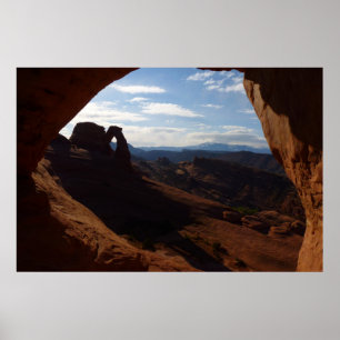 Delicate Arch genom bergfönster vid Arches Poster
