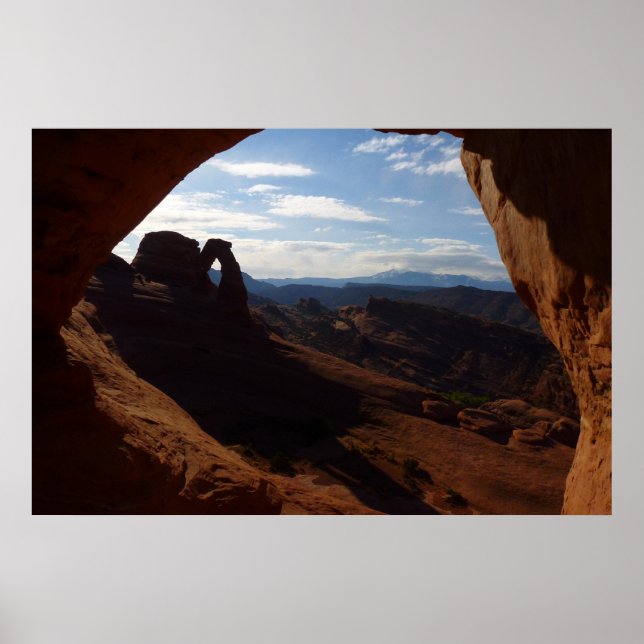 Delicate Arch genom bergfönster vid Arches Poster (Framsidan)