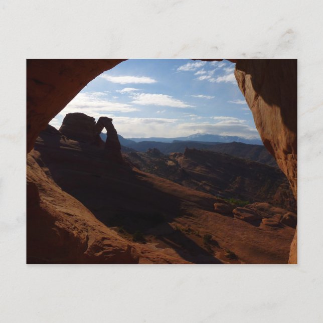 Delicate Arch genom bergfönster vid Arches Vykort (Framsida)