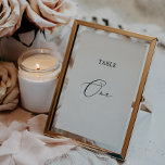 Delikat Black Calligraphy Bord One Bordsnummer<br><div class="desc">Detta känsliga svarta kalligrafi bord ett-bordsnummer är perfekt för ett modernt bröllop. Den romantiska minimalistiska designen har fin och svart typografi med elegant på vit bakgrund med ett rent och enkelt utseende. Kortet skrivs ut på framsidan och baksidan (dubblan). Andra bordsnummer i samlingen säljs separat.</div>