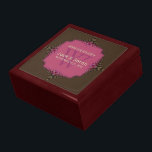 Delikat Lacy Snyggt Bröllop-årsdag, Gift-box Smyckeskrin<br><div class="desc">Snyggt och elegant presentbox med bra detaljerad snöre liknande design skapat från frakttaler på rosa och djup oliv grönt - Exquisite and elegant anpassningsbar Anibröllopsdag, Bröllop eller förlovning närvarande. Anpassa med namn, årsdag och monogram eller siffror - som är gjorda i en underbar presentlåda av trä till behållans trinketer, smyckeskrin...</div>