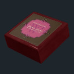 Delikat Lacy Snyggt Bröllop-årsdag, Gift-box Smyckeskrin<br><div class="desc">Snyggt och elegant presentbox med bra detaljerad snöre liknande design skapat från frakttaler på rosa och djup oliv grönt - Exquisite and elegant anpassningsbar Anibröllopsdag, Bröllop eller förlovning närvarande. Anpassa med namn, årsdag och monogram eller siffror - som är gjorda i en underbar presentlåda av trä till behållans trinketer, smyckeskrin...</div>