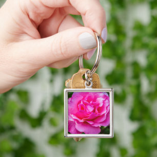 Delikat rosa ros. fyrkantig silverfärgad nyckelring