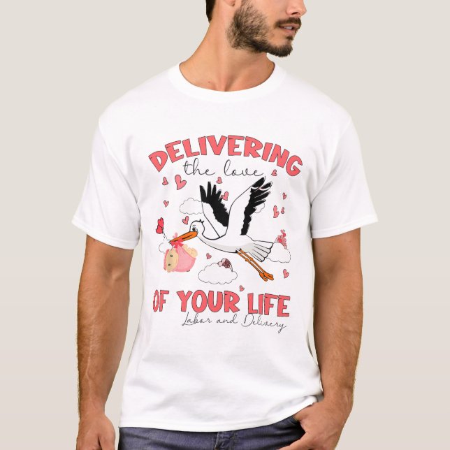 Delivering The Love Of Your Life Labor And Deliver T Shirt (Framsida)