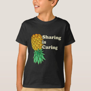Delning av ananas med hjälp av den nya schingerfun t shirt