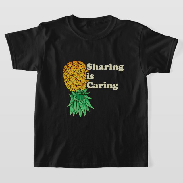 Delning av ananas med hjälp av den nya schingerfun t shirt (Laydown)
