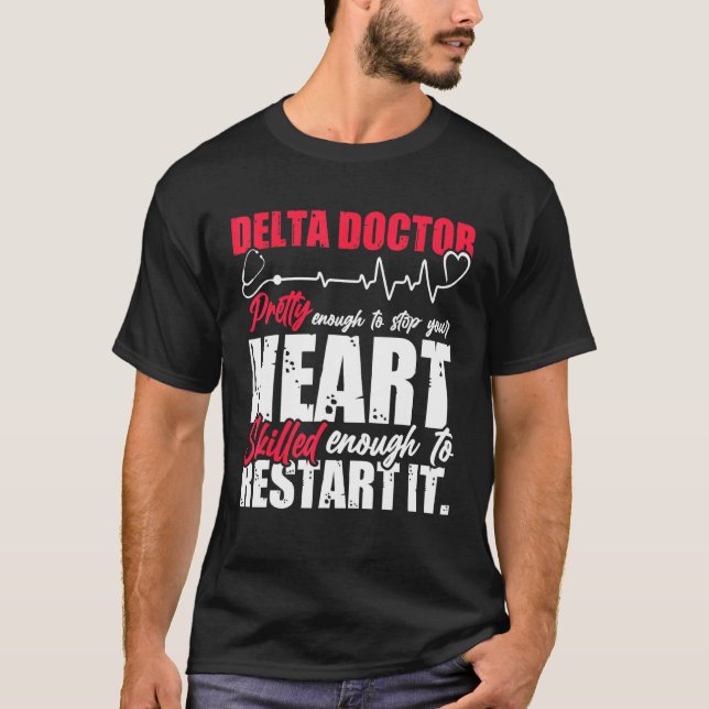 Delta Doktor Funny Design T Shirt (Framsida)