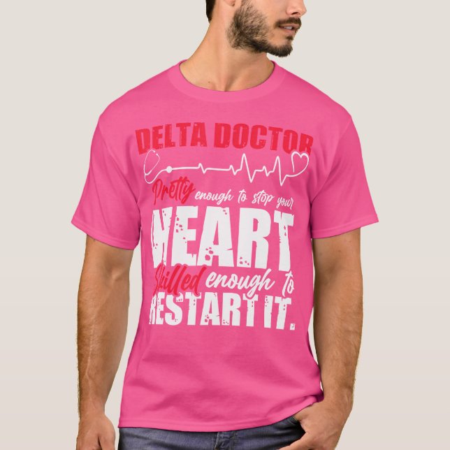 Delta Doktor Funny Design T Shirt (Framsida)