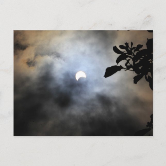 Delvis Solar Eclipse har setts bakom Lakan i Cloud Vykort (Framsida)