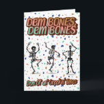 🎉 "Dem Bones" Funny Skeleton Birthday Card 💀 🎂 Kort<br><div class="desc">🎉 "Dem Bones" Funny Skeleton Birthday Card 💀 i humor och en aning läskigt roligt med det här krånglande skelettfödelsedagskortet! Med tre dansskelett omgivet av färgstarka konfetti och den lekande frasen "Dem Bones, Dem Bones - Dem Ol" an" Creekin" Bones" är detta kort perfekten för att kunna ta roligt när...</div>