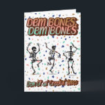 🎉 "Dem Bones" Funny Skeleton Birthday Card 💀 🎂 Kort<br><div class="desc">🎉 "Dem Bones" Funny Skeleton Birthday Card 💀 i humor och en aning läskigt roligt med det här krånglande skelettfödelsedagskortet! Med tre dansskelett omgivet av färgstarka konfetti och den lekande frasen "Dem Bones, Dem Bones - Dem Ol" an" Creekin" Bones" är detta kort perfekten för att kunna ta roligt när...</div>