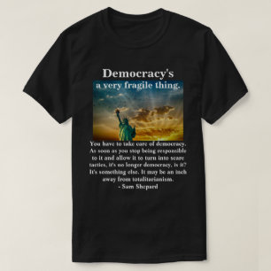 Demokrati är ett mycket bräckligt sak. t shirt