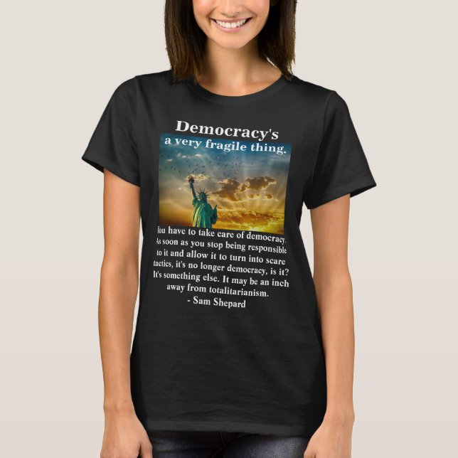 Demokrati är ett mycket bräckligt sak. t shirt (Framsida)