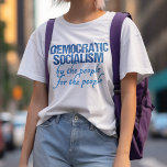Demokratisk socialistisk definition t shirt<br><div class="desc">Demokratisk socialism elak av folket,  för folket. Denna demokratiska socialistiska definition t-shirt illustrerar definitionen i ett typsnitt som påminner om Förenta staternas konstitution. En coola gåva till liberala demokrater.</div>