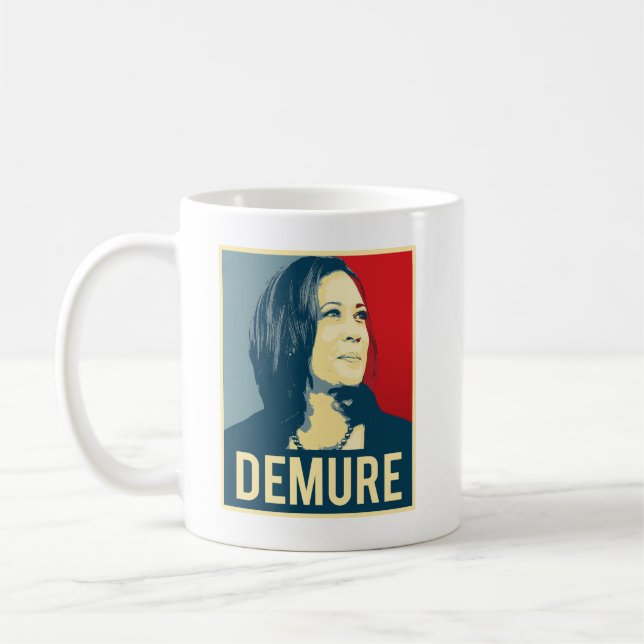Demure och Mindful Kamala Harris Kaffemugg (Vänster)
