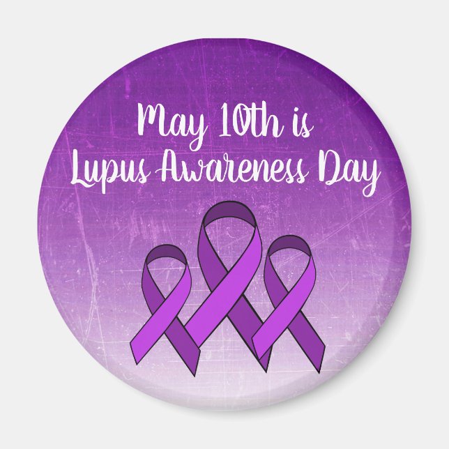 Den 10 maj är Lupus Awareness Day Lila Ribbon Magnet (Framsidan)