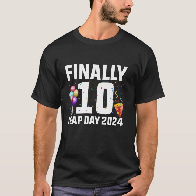 Den 29 februari 2024, sista 10 år gamla läderdagen t shirt (Framsida)