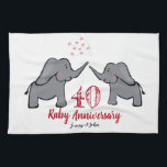 Den 40:e ruby bröllop-årsdagen, gullig elefant kökshandduk<br><div class="desc">40:e ruby bröllop-årsdagen: Söt elefanttehandduk. En söt personlig-årsjubileum för ett par som firar 40 år av giftermål. Matchningskort finns också för make och hustru. Årsdagen som visas,  liksom budskapet,  kan ändras om så önskas.</div>