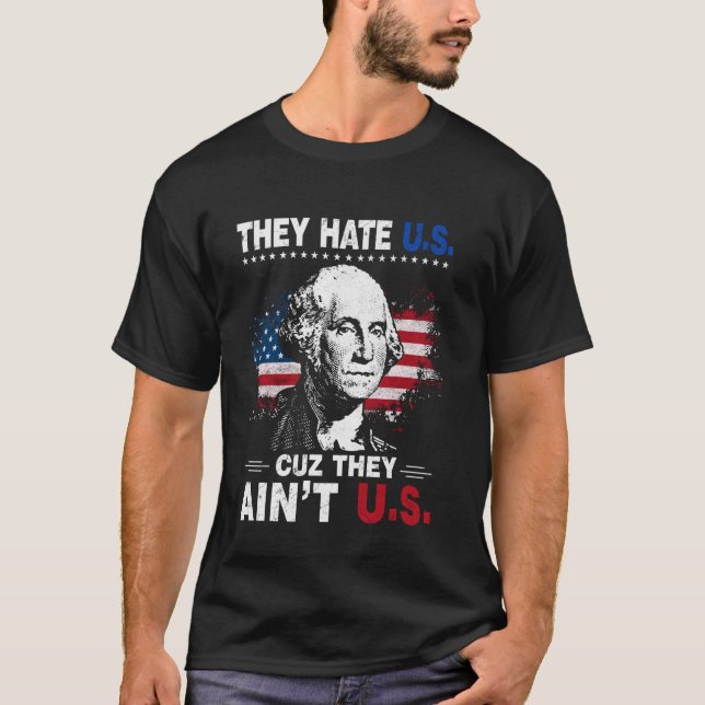Den 4 juli, amerikanska Flagga.. de hatar oss Cuz  T Shirt (Framsida)