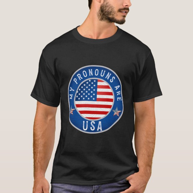 Den 4 juli är min pronouns finare USA flagga T Shirt (Framsida)