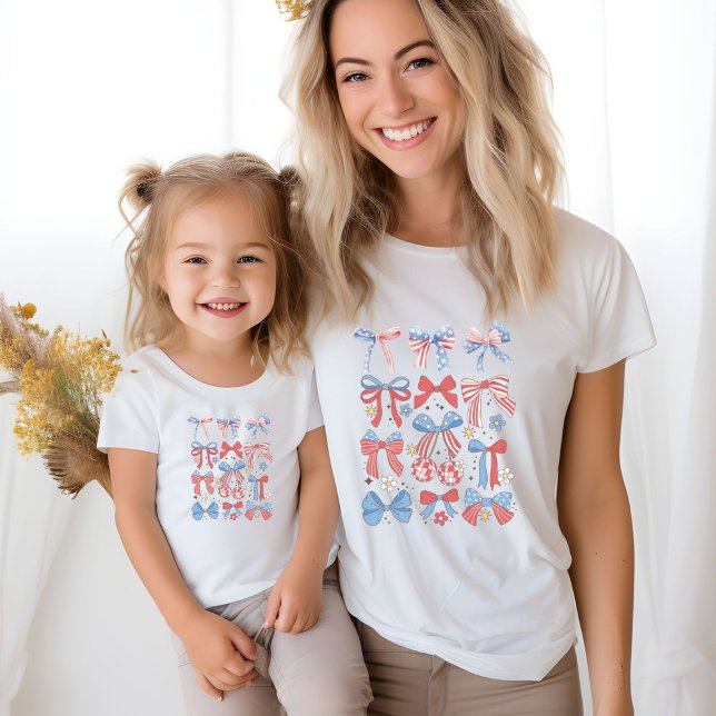 Den 4 juli i Party i USA: s Patriotiska självständ T Shirt (Skapare uppladdad)