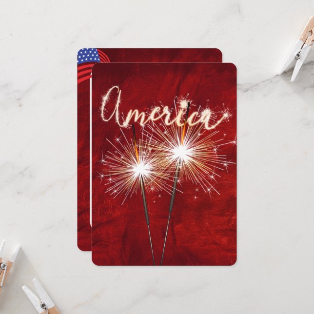 Den 4 juli Party Sparkler on Red Inbjudningar (Fram/Back In Situ)