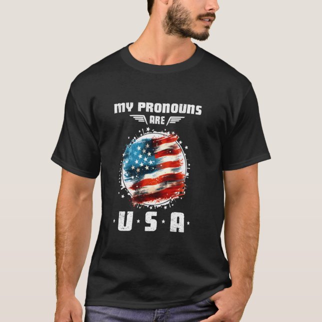 Den 4 juli säger amerikanen att mina pronouns är t shirt (Framsida)