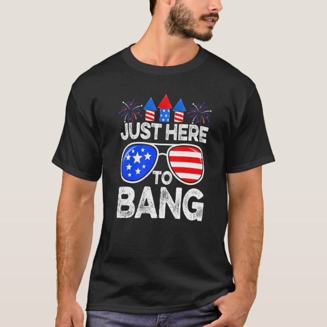 Den 4 juli stressade just här i Bang USA flagga T Shirt (Framsida)